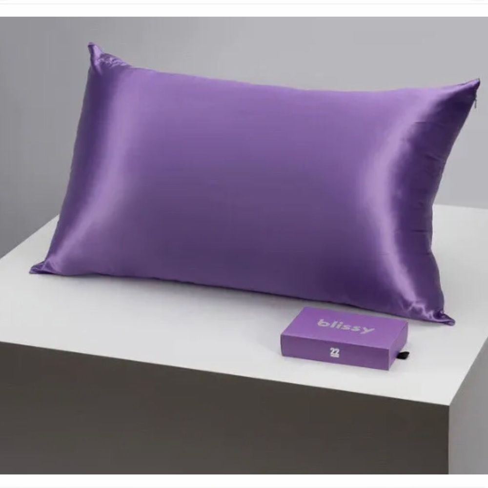 BLISSY 100% Mulberry Silk pillowcase. NEW IN BOX. NEVER USED. Orchid Violet.